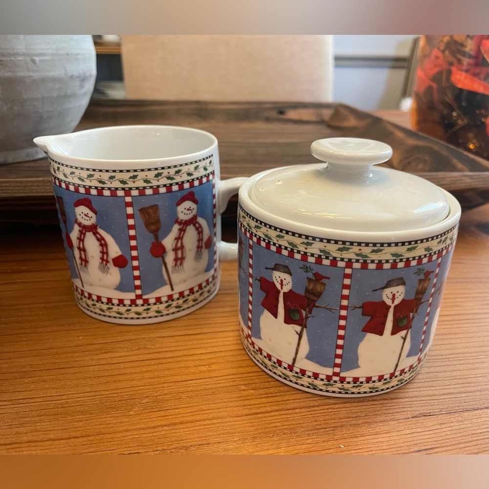 Sakura Debbie Mumm SNOWMAN creamer and sugar bowl with lid.
Like new and bright